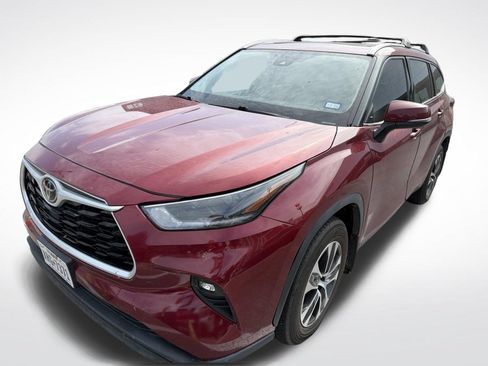Used 2022 Toyota Highlander XLE FWD image 1