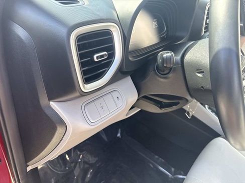 Certified 2023 Hyundai Venue SEL image 18