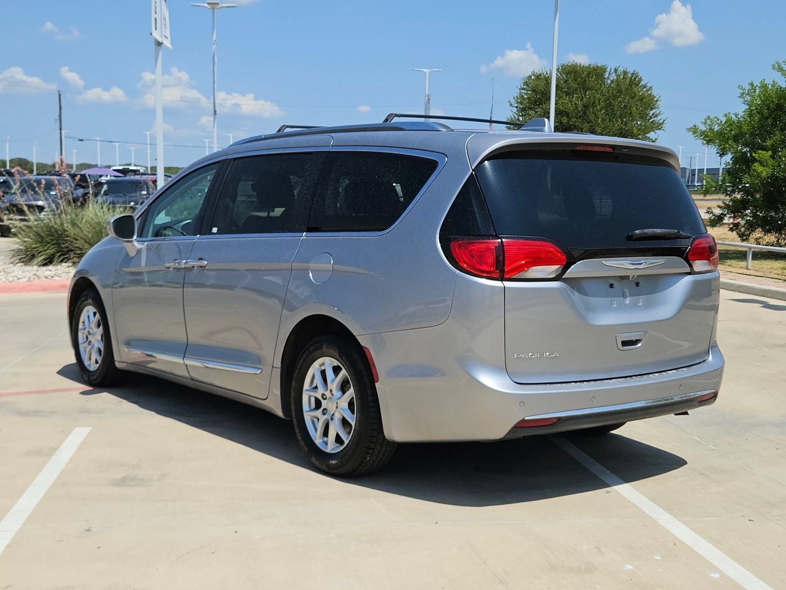 Used 2020 Chrysler Pacifica Touring-L FWD image 5