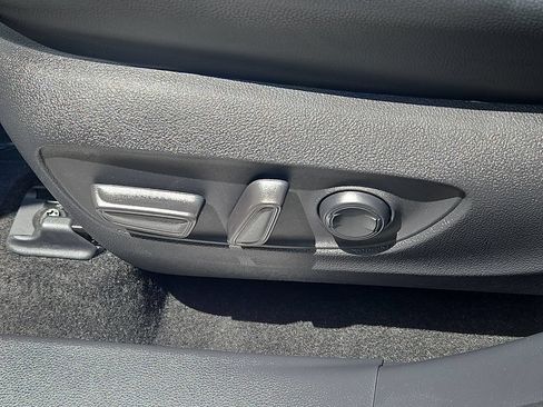 Used 2023 Toyota Highlander XLE AWD/4WD image 23