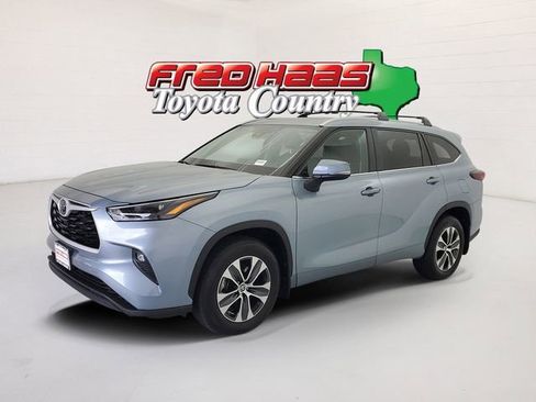 Used 2024 Toyota Highlander XLE image 1