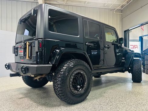 Used 2017 Jeep Wrangler Unlimited Sahara w/ Connectivity Group AWD/4WD image 6