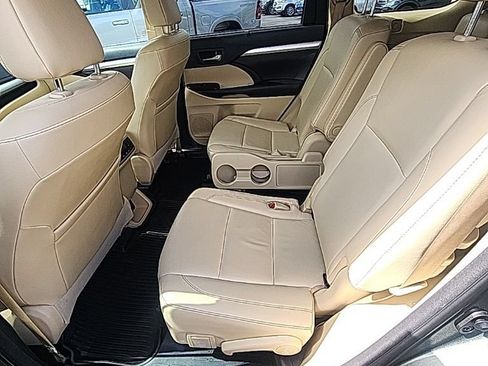 Used 2018 Toyota Highlander XLE AWD/4WD image 14
