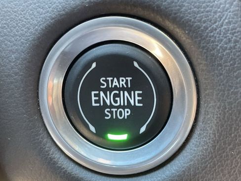 Used 2023 GMC Yukon XL SLT image 17