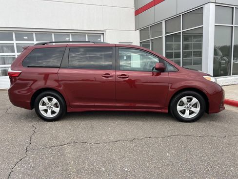 Used 2019 Toyota Sienna LE image 6