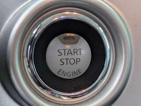 Used 2019 Nissan Titan SV w/ SV Convenience Package image 19