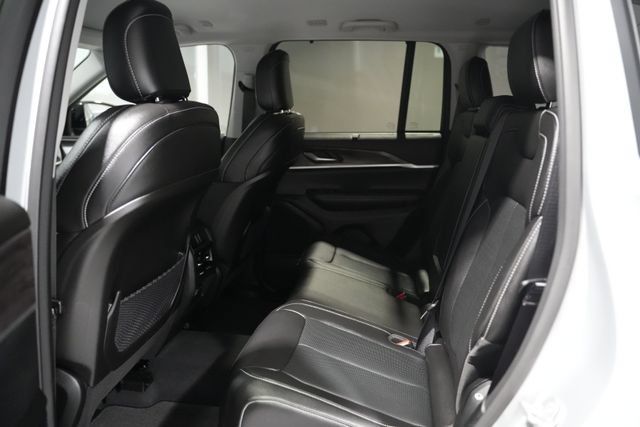 Used 2023 Jeep Grand Cherokee Limited w/ Luxury Tech Group II AWD/4WD image 17