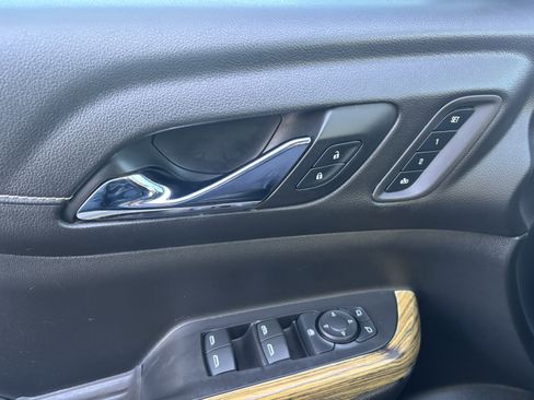 Used 2019 GMC Acadia Denali w/ Technology Package FWD image 17