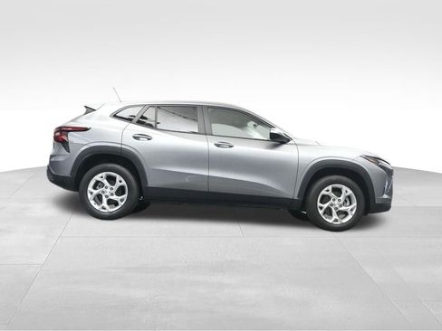 Used 2025 Chevrolet Trax LS w/ LS Convenience Package FWD image 29