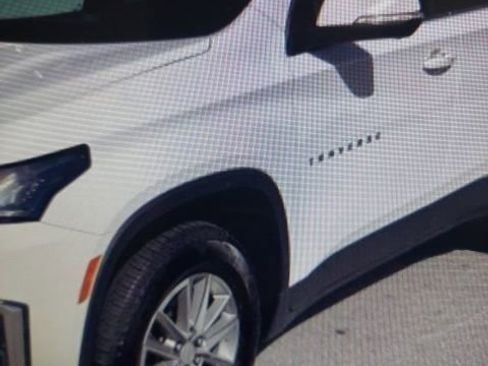 Used 2023 Chevrolet Traverse LT image 2