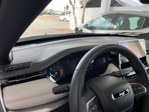Used 2025 Jeep Compass Limited image 34