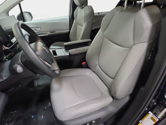 Certified 2026 Toyota Sienna XLE FWD image 11