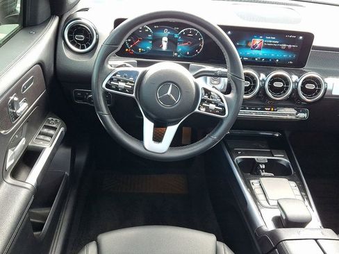 Used 2021 Mercedes-Benz GLB 250 4MATIC image 2