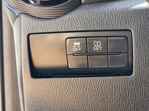 Used 2019 Toyota Yaris XLE FWD image 48