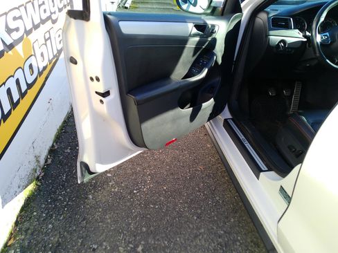 Used 2013 Volkswagen Jetta GLI FWD image 25