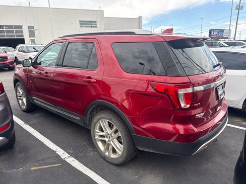 Used 2016 Ford Explorer XLT FWD image 3