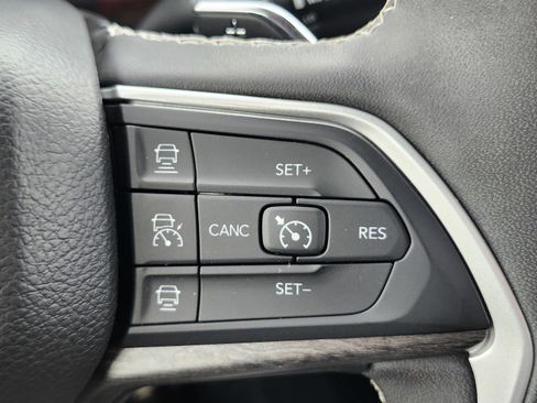 Used 2023 Jeep Grand Cherokee Limited image 36