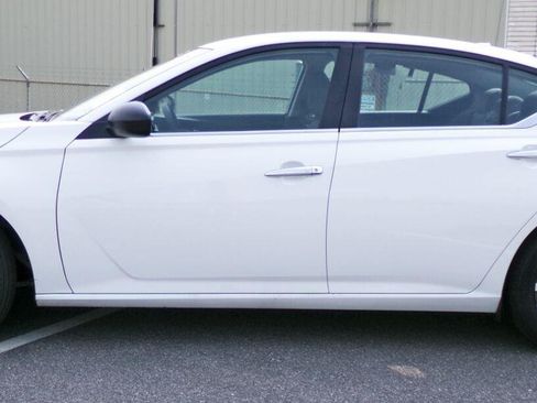 Used 2025 Nissan Altima 2.5 SV FWD image 2