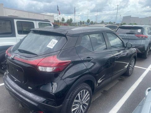 Used 2023 Nissan Kicks SV FWD image 3