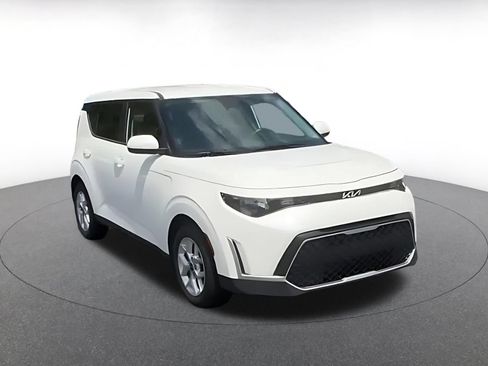 Used 2025 Kia Soul LX w/ LX Technology Package FWD image 3