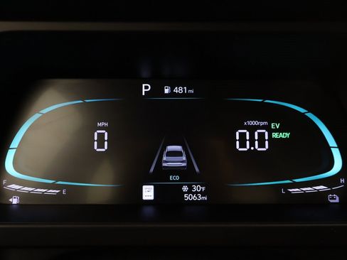 Used 2025 Hyundai Elantra Blue image 33