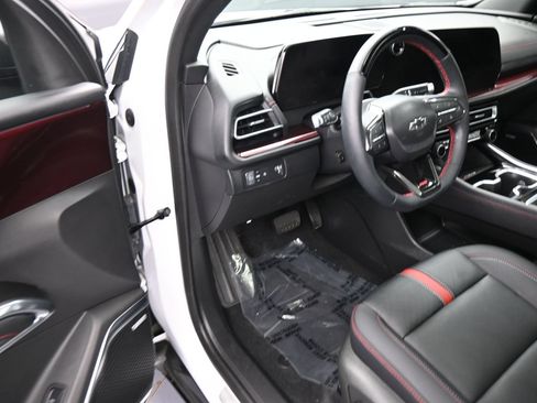 Used 2025 Chevrolet Traverse RS w/ LPO, Floor Liner Package FWD image 12