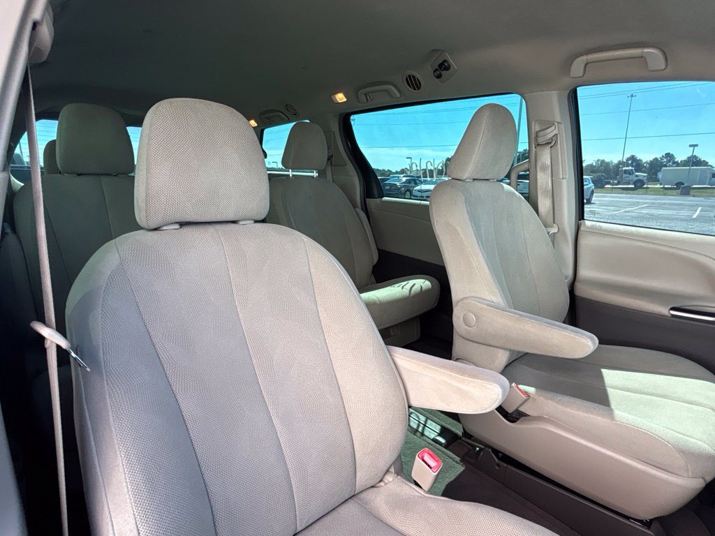 Used 2014 Toyota Sienna L FWD image 23