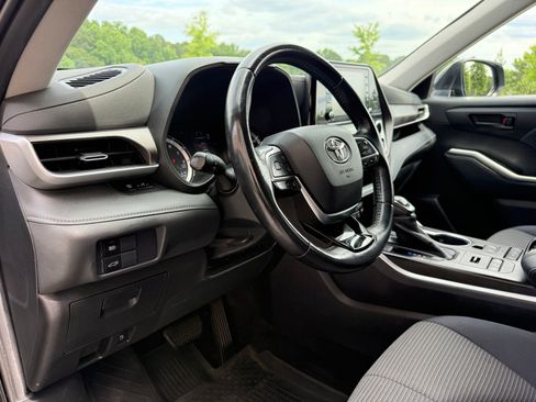 Used 2020 Toyota Highlander LE AWD/4WD image 22