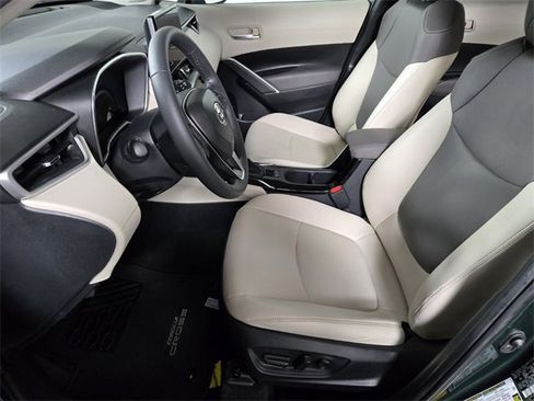 Used 2024 Toyota Corolla Cross XLE image 13