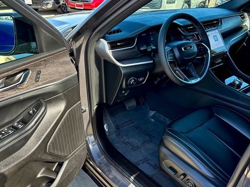 Used 2025 Jeep Grand Cherokee Limited w/ Black Appearance Package image 9