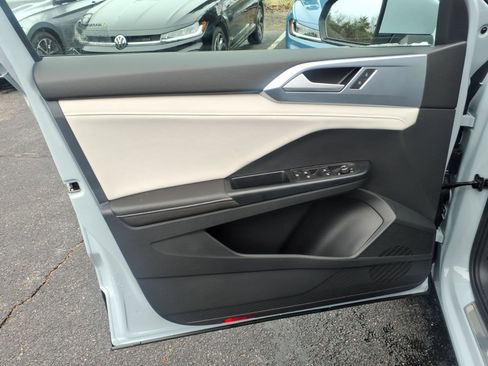 New 2026 Volkswagen Taos SE image 11