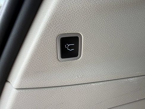 Used 2024 Chrysler Pacifica Touring-L FWD image 36