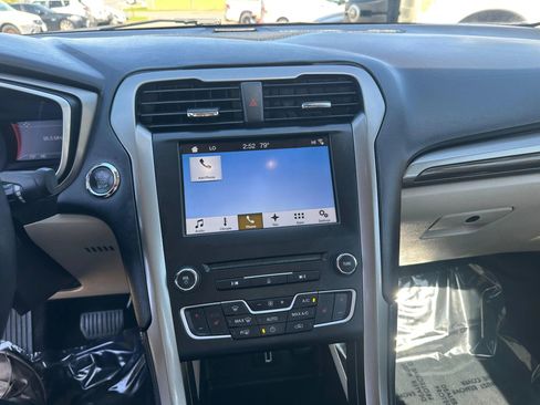 Used 2017 Ford Fusion SE w/ Fusion SE Technology Package image 9