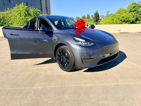 Used 2022 Tesla Model Y Long Range AWD/4WD image 30
