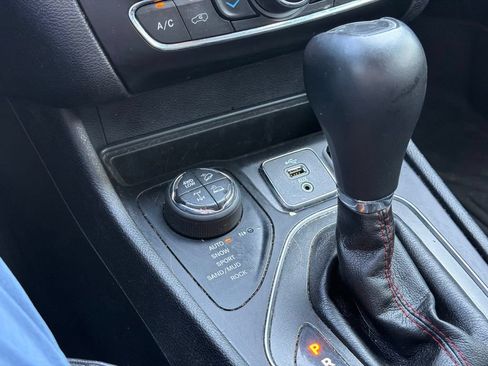 Used 2019 Jeep Cherokee Trailhawk w/ Trailer Tow Group AWD/4WD image 16