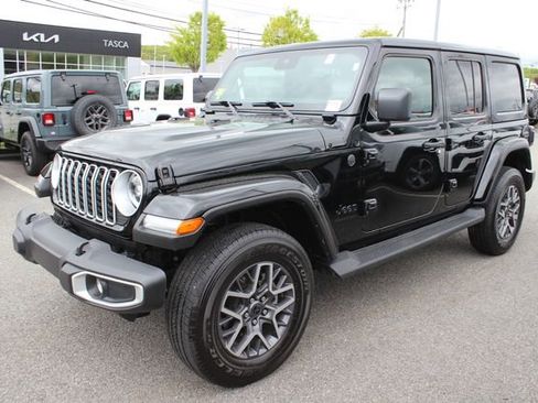 Used 2025 Jeep Wrangler Unlimited Sahara w/ Dual Top Group AWD/4WD image 2