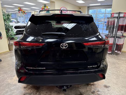 Used 2023 Toyota Highlander XLE image 9