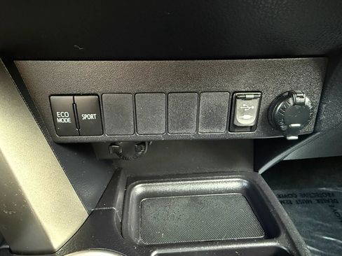 Used 2015 Toyota RAV4 LE AWD/4WD image 32