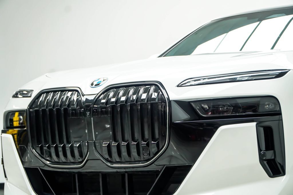 Used 2025 BMW 750e xDrive w/ Executive Package AWD/4WD image 2