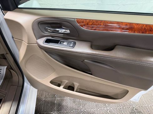 Used 2015 Chrysler Town & Country Touring FWD image 14