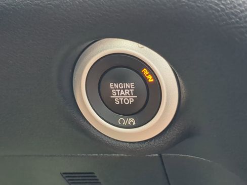 Used 2025 Chrysler Pacifica Select image 29