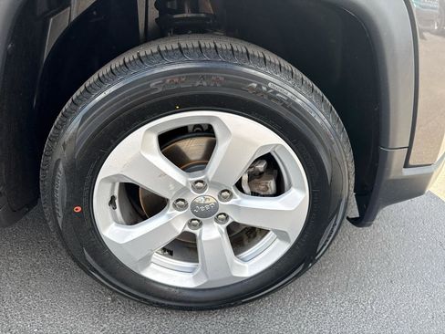 Used 2019 Jeep Compass Latitude w/ Popular Equipment Group AWD/4WD image 28