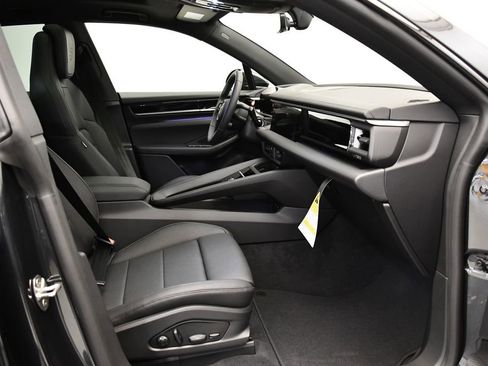 Certified 2025 Porsche Macan Electric image 46