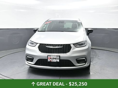 Used 2024 Chrysler Pacifica Touring-L FWD image 8