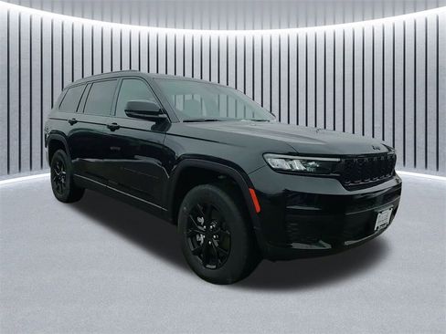 New 2025 Jeep Grand Cherokee L Laredo image 1