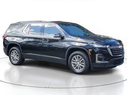 Used 2023 Chevrolet Traverse LT image 2