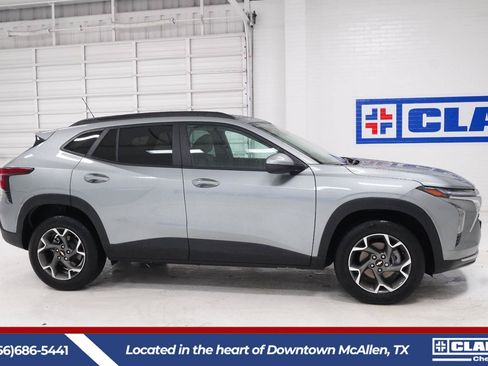 Used 2026 Chevrolet Trax LT w/ Driver Confidence Package FWD image 4