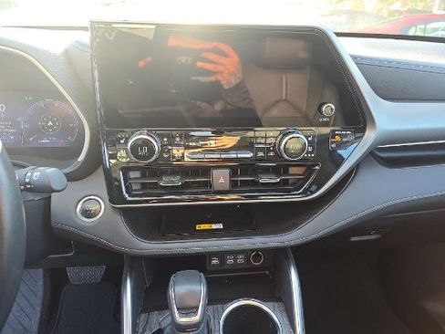 Used 2024 Toyota Highlander Limited FWD image 14