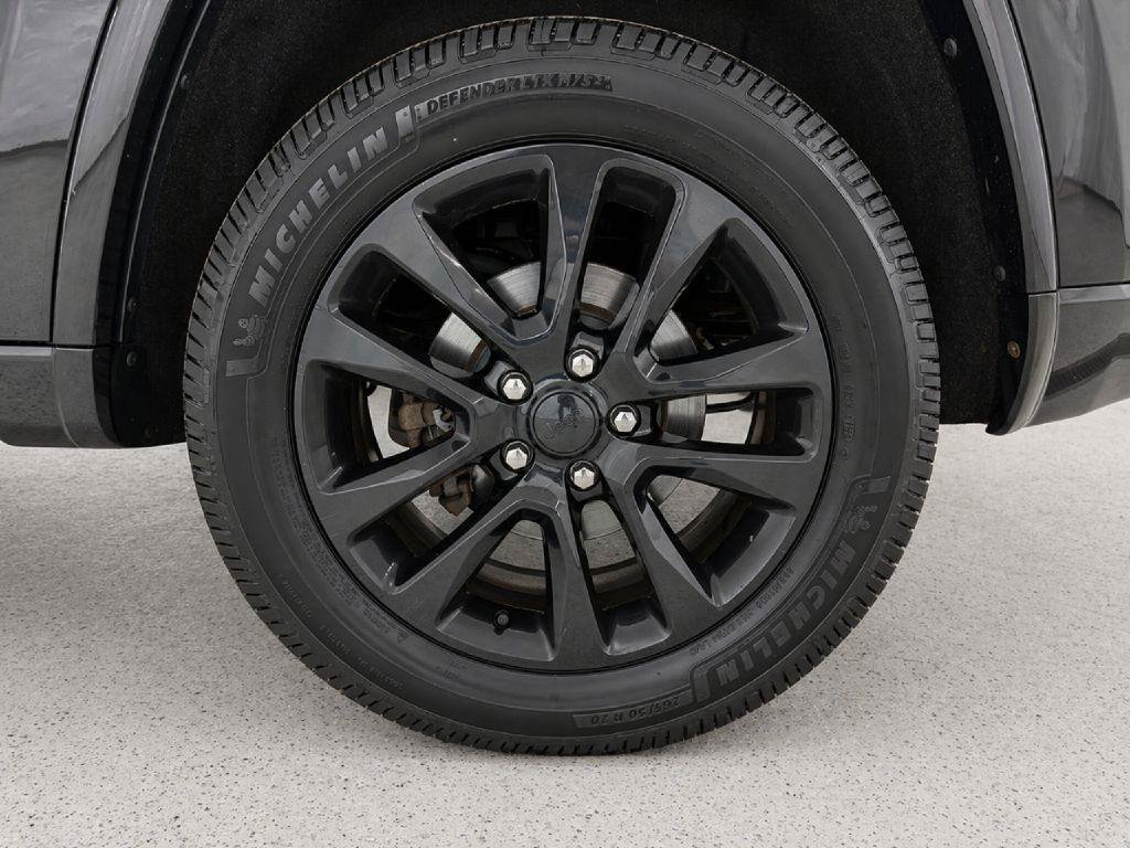Used 2019 Jeep Grand Cherokee Altitude AWD/4WD image 32