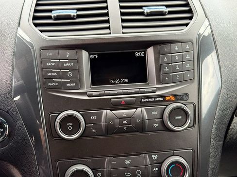 Used 2018 Ford Explorer XLT AWD/4WD image 16